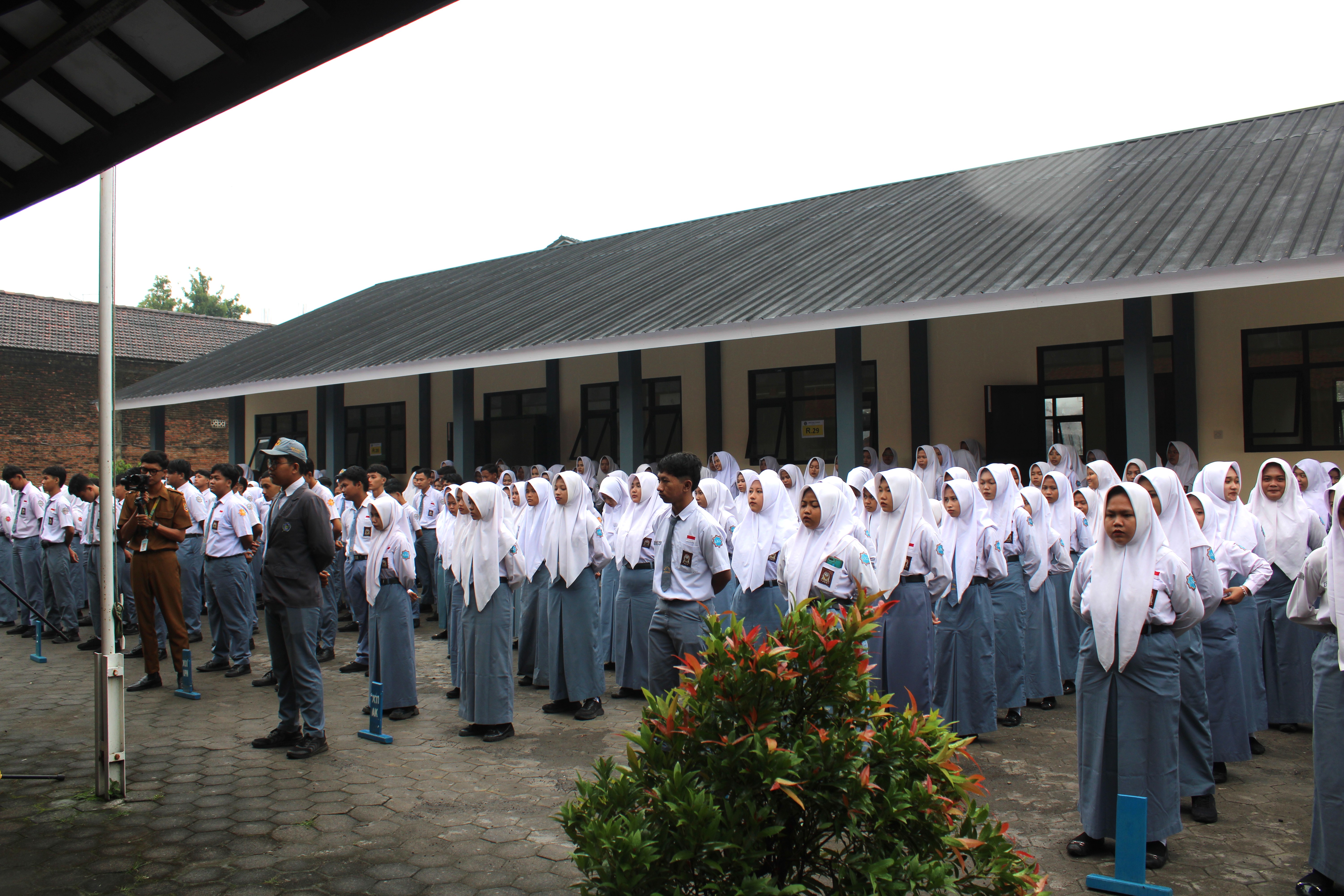 Apel Pagi Hari Pertama Semester Genap Tahun Pelajaran 2025/2026